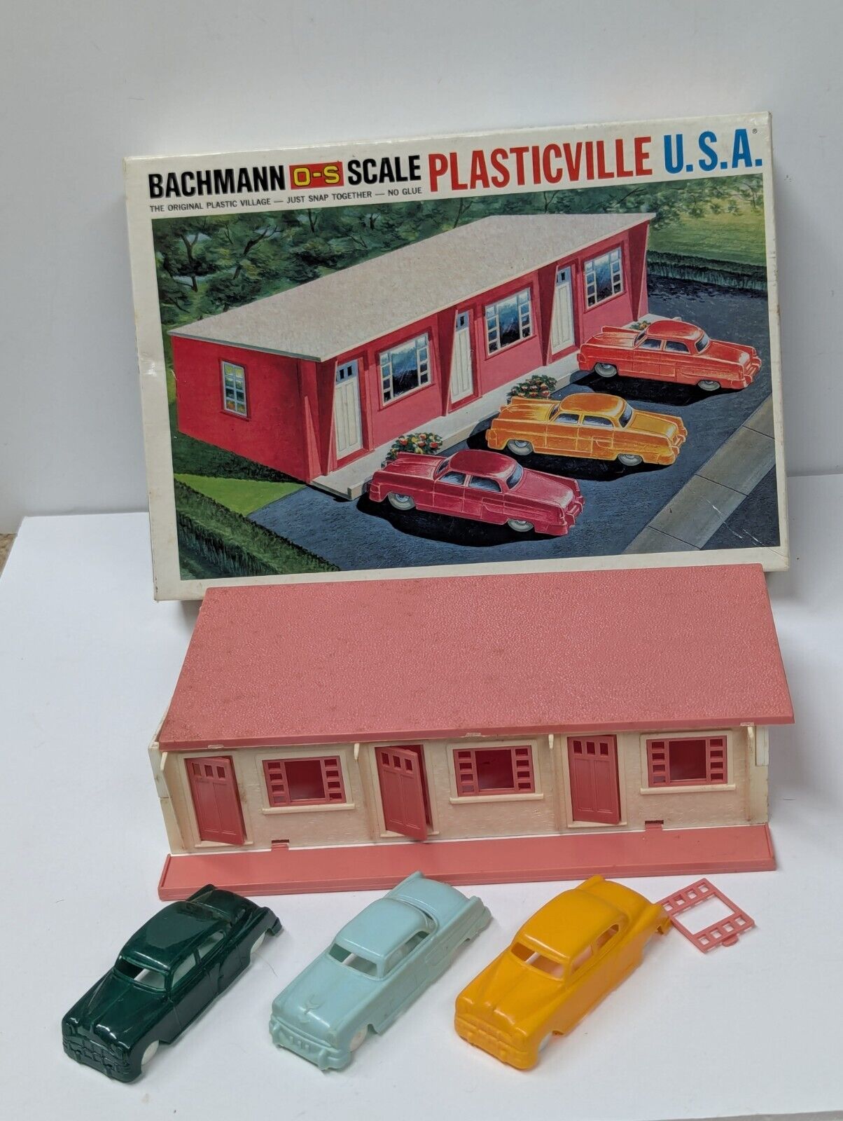 Bachmann Plasticville USA O-S Scale Motel 1913-200 Snap Together Kit Cars
