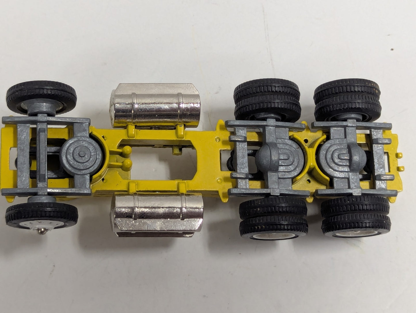 1/64 TRUCK PARTS YELLOW UNKNOWN PIECE