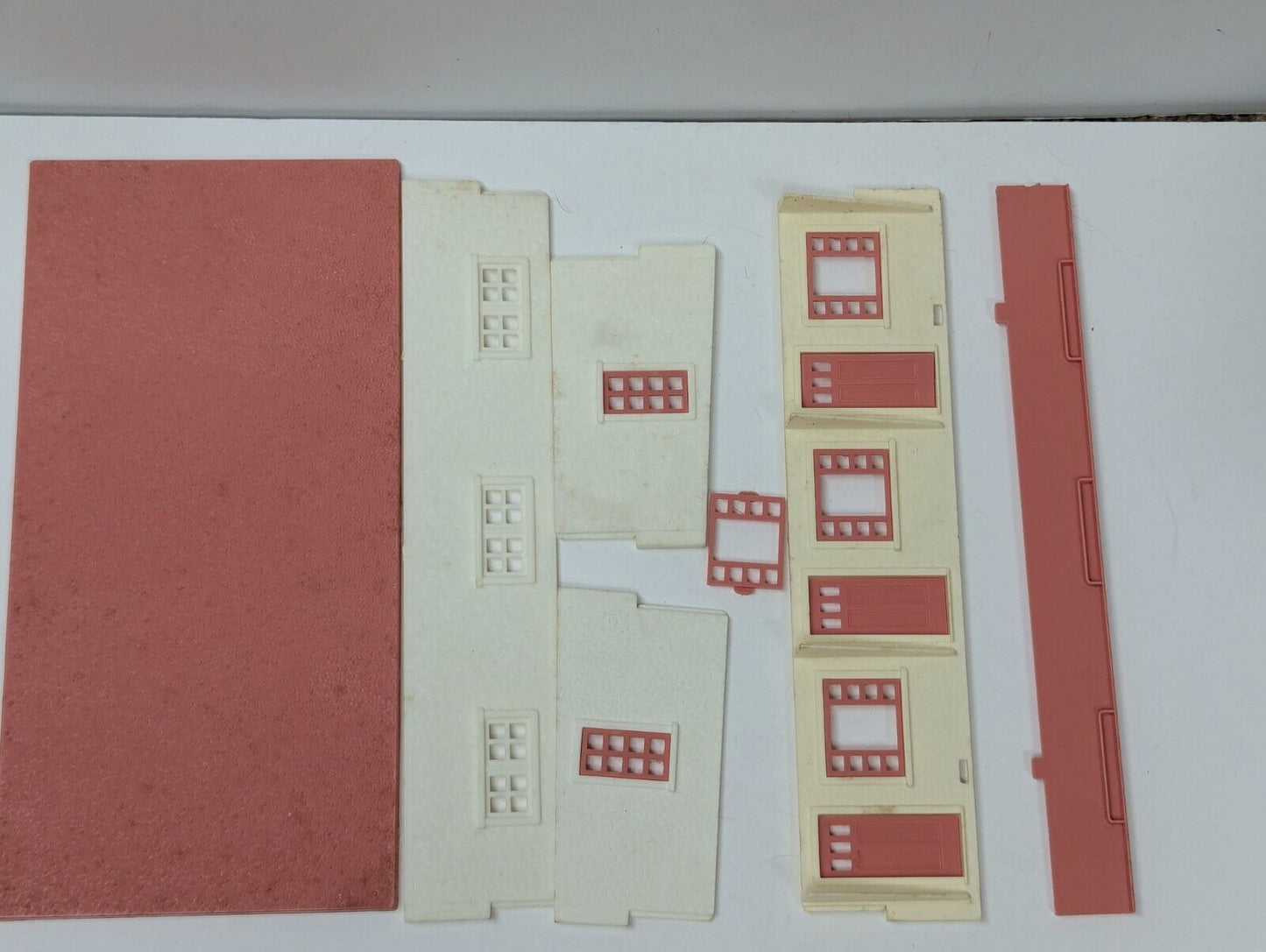 Bachmann Plasticville USA O-S Scale Motel 1913-200 Snap Together Kit Cars