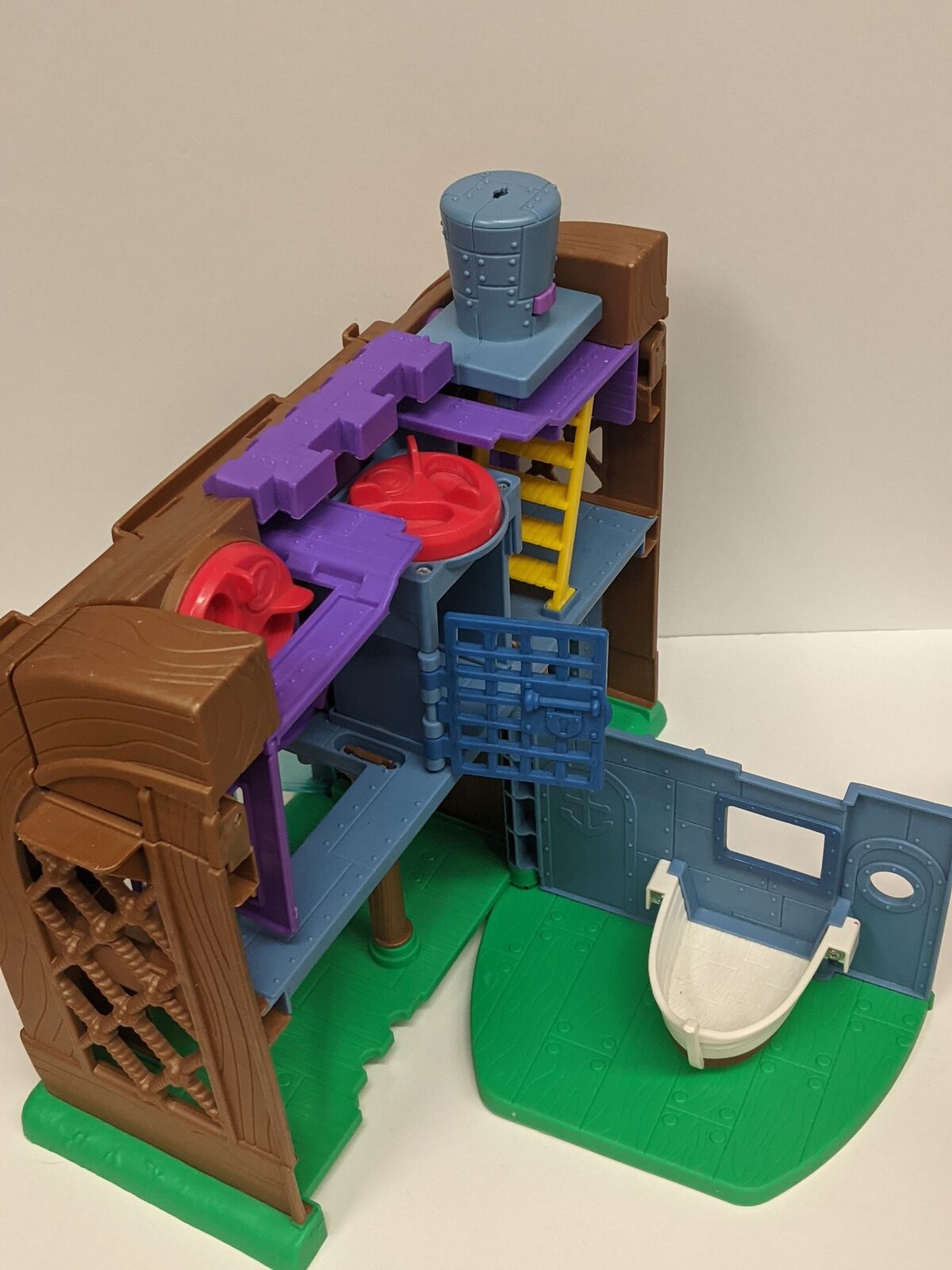 2015 Imaginext Spongebob Krusty Krab Kastle with Figures USED