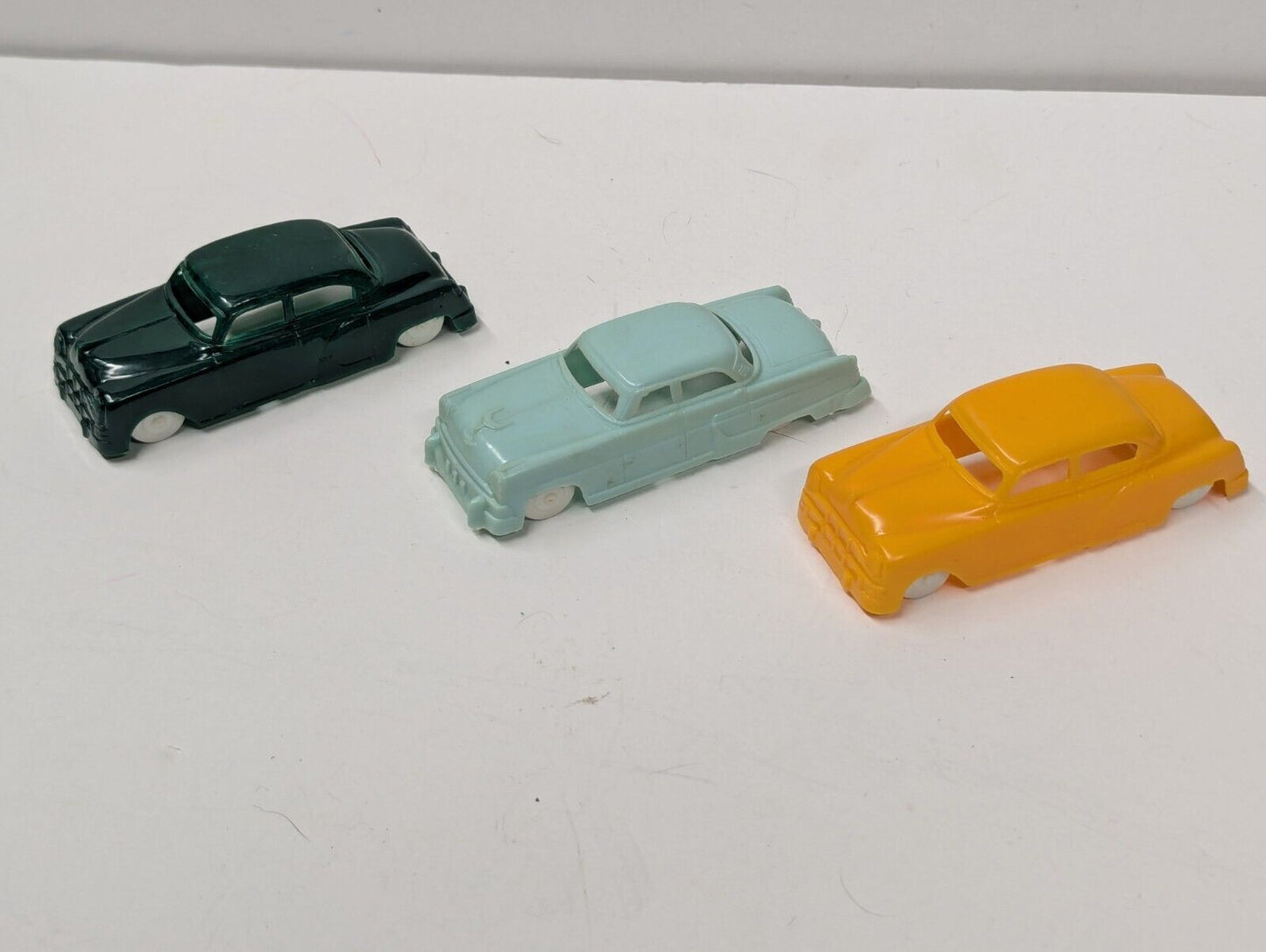 Bachmann Plasticville USA O-S Scale Motel 1913-200 Snap Together Kit Cars
