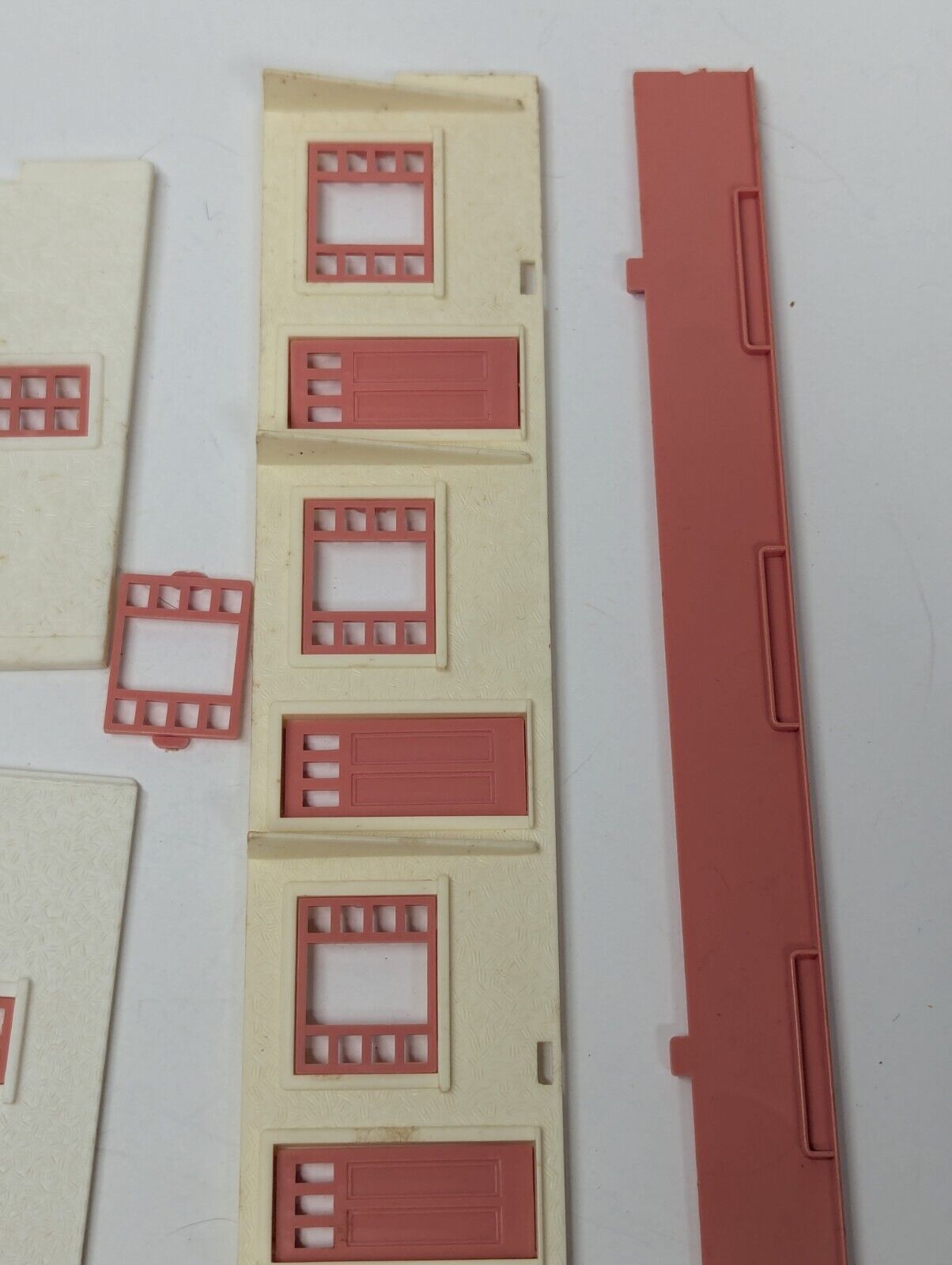 Bachmann Plasticville USA O-S Scale Motel 1913-200 Snap Together Kit Cars