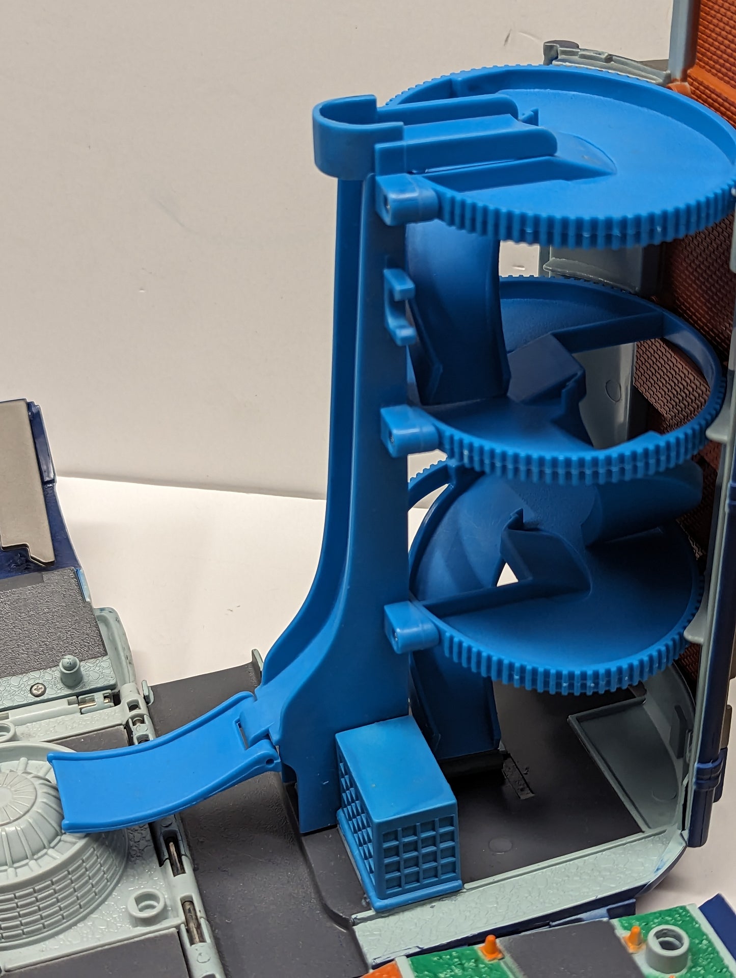 2001 Micro Machines Super Stunt City Semi -Tanker Truck Play Set with 2 Cars 1D