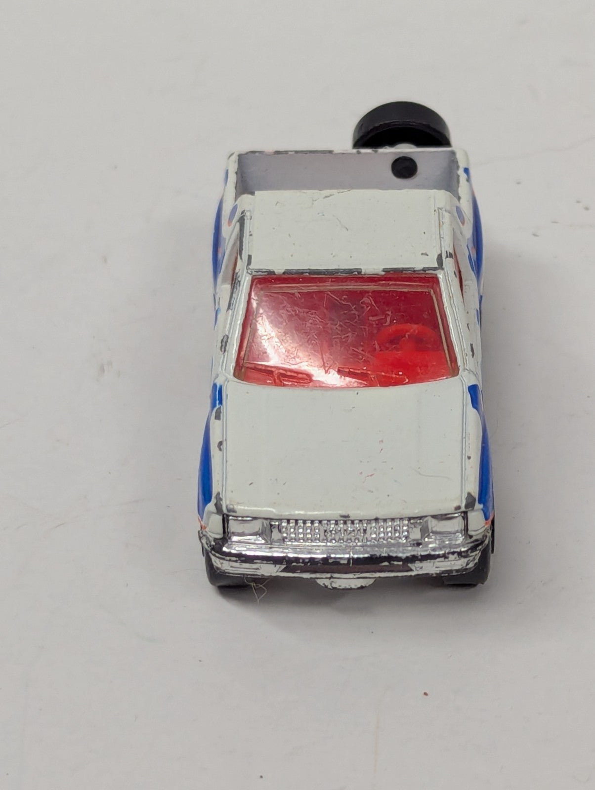 Matchbox 1991 Isuzu Amigo White Pickup Truck Orange Interior Blue Waves Hitch