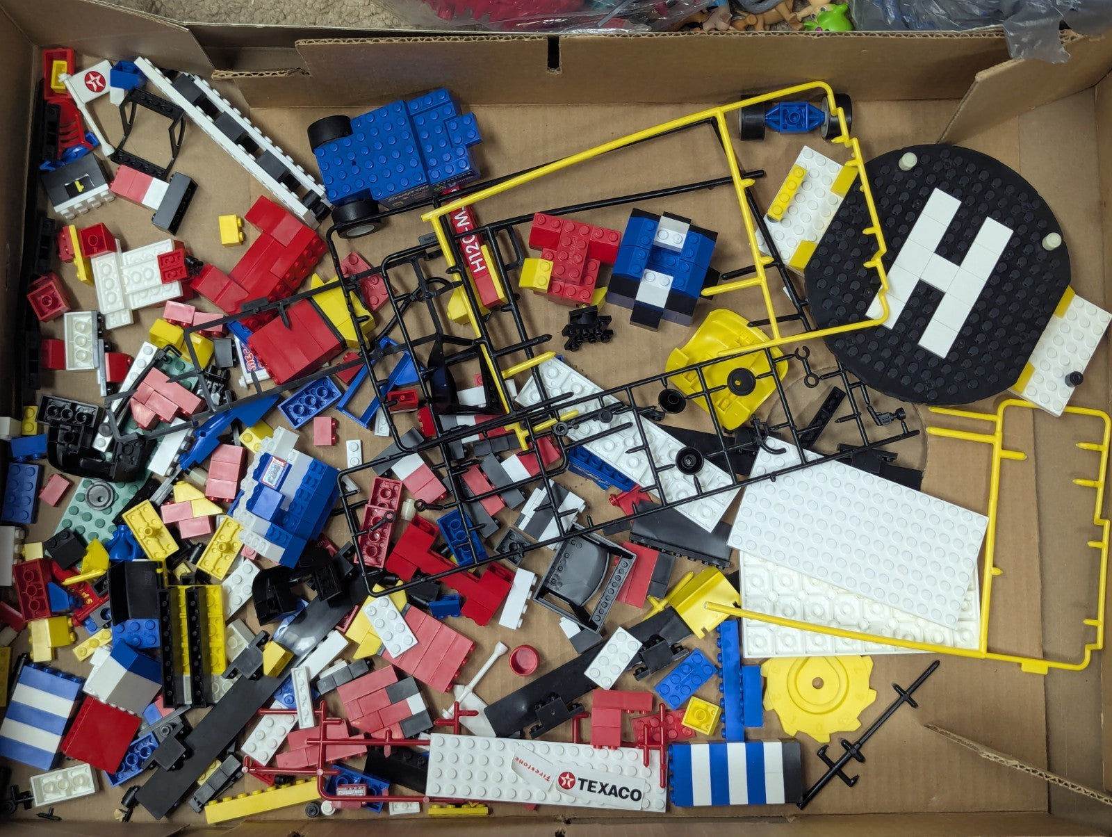 1996 MEGA BLOKS Motor Sport: Build & Race Speedway (9801) Damaged Box Incomplete