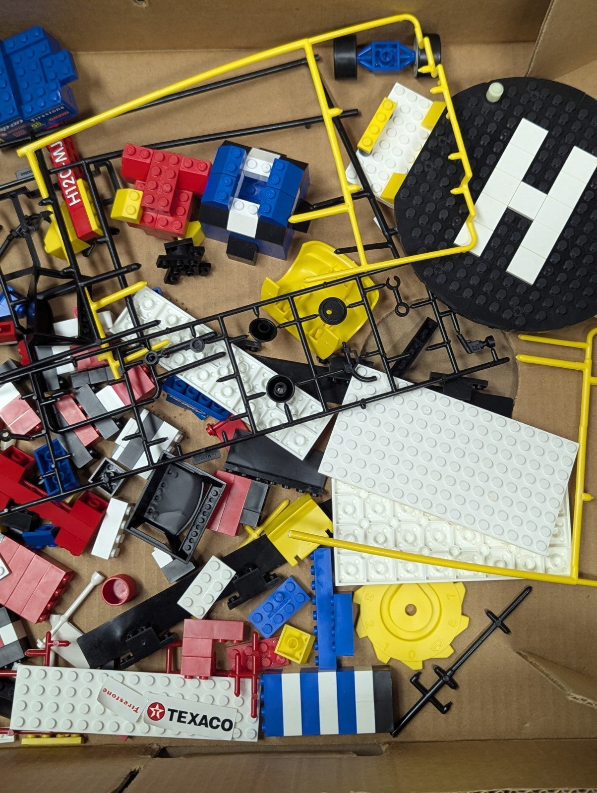 1996 MEGA BLOKS Motor Sport: Build & Race Speedway (9801) Damaged Box Incomplete