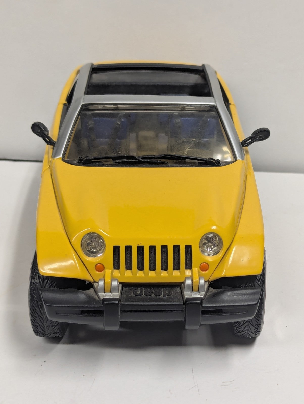 1999 Matchbox Jeep Jeepster Concept Vehicle in Yellow Die Cast 1:18 Scale Loose