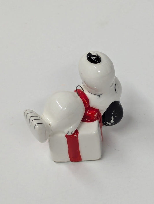 Vintage Peanuts Snoopy On Present Gift Ceramic Ornament Made In Japan 1966