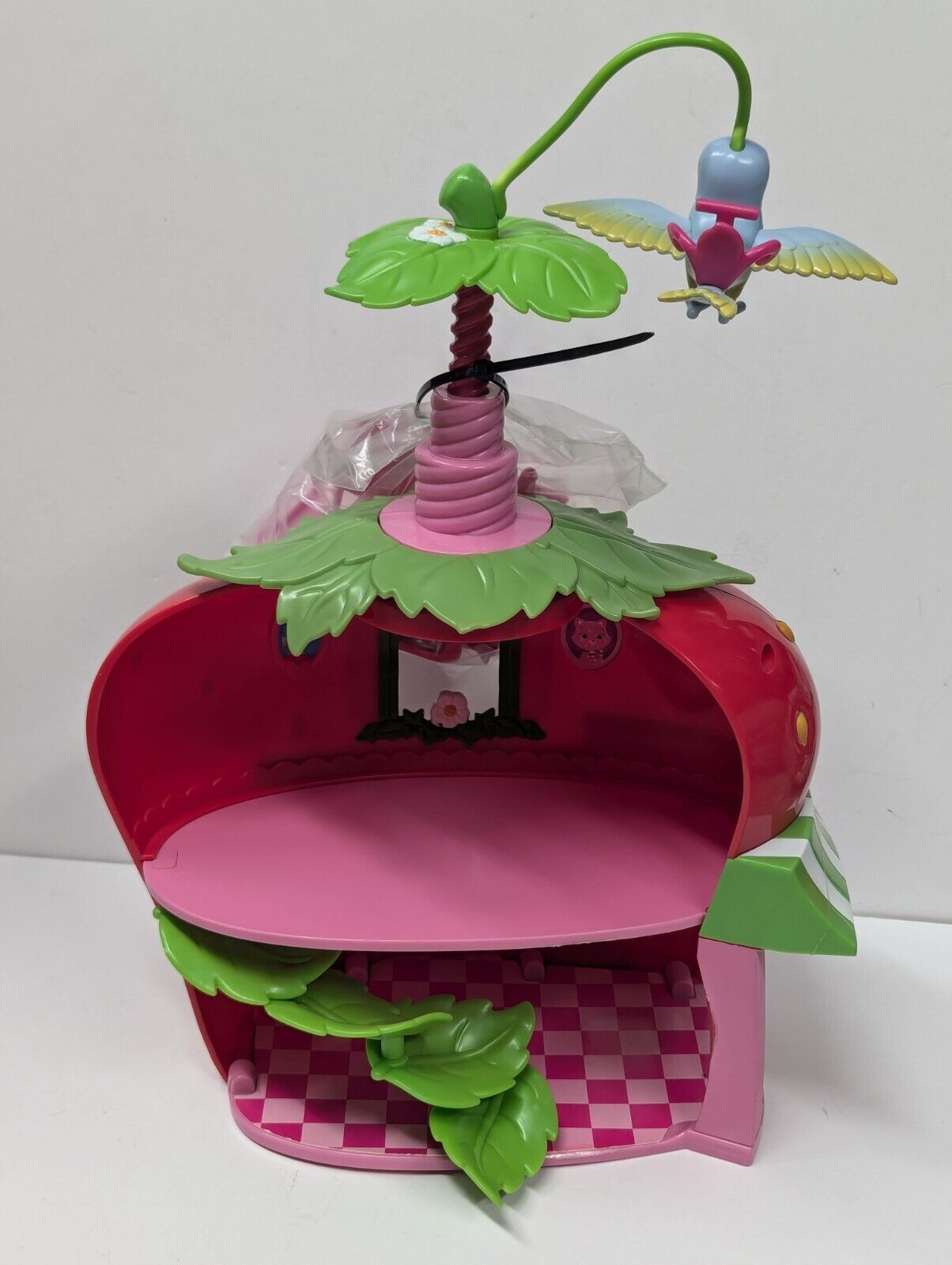 Strawberry Shortcake Twirly Bird Berry Cafe Doll House 2008 with Figure Extras