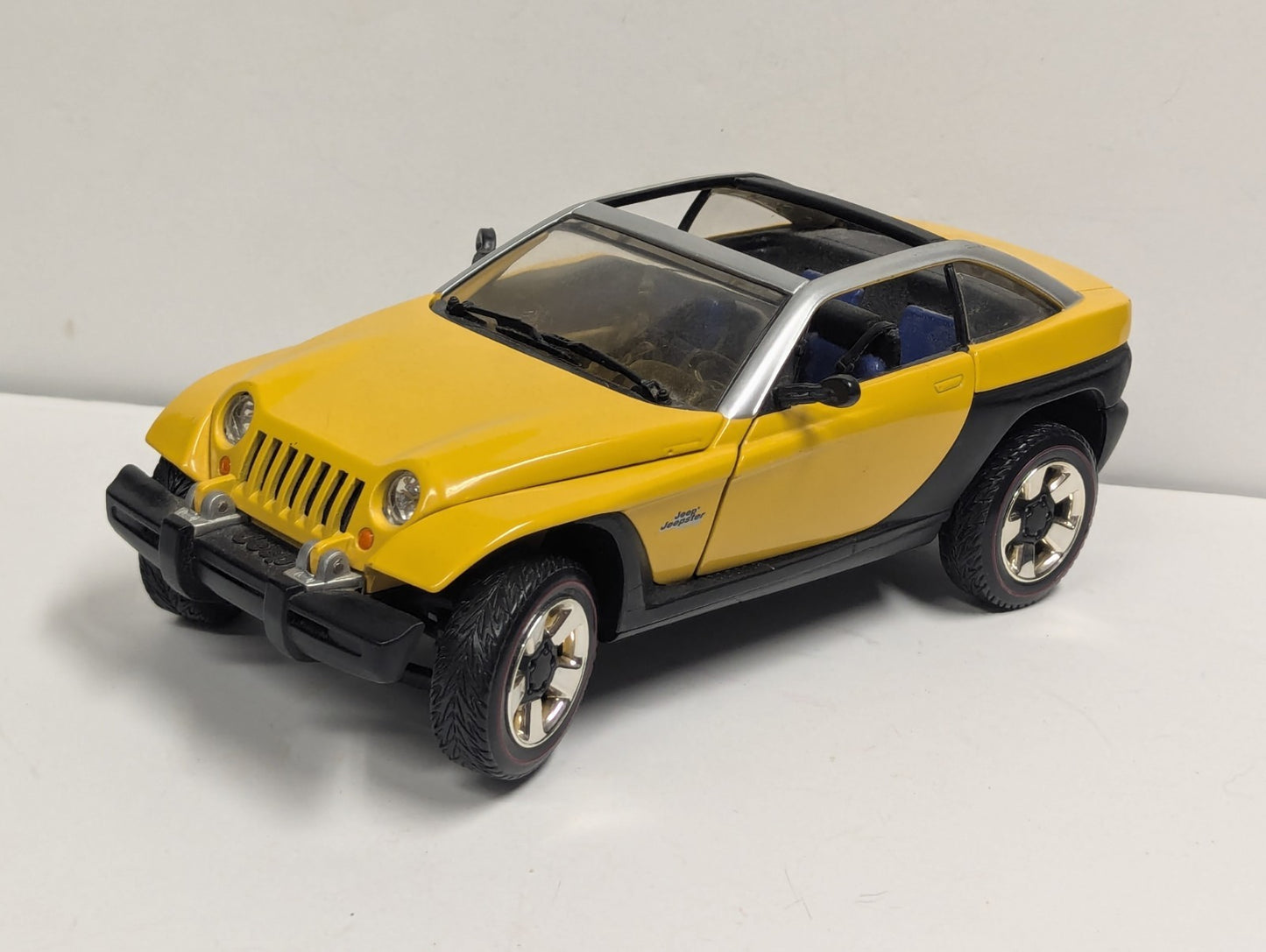 1999 Matchbox Jeep Jeepster Concept Vehicle in Yellow Die Cast 1:18 Scale Loose