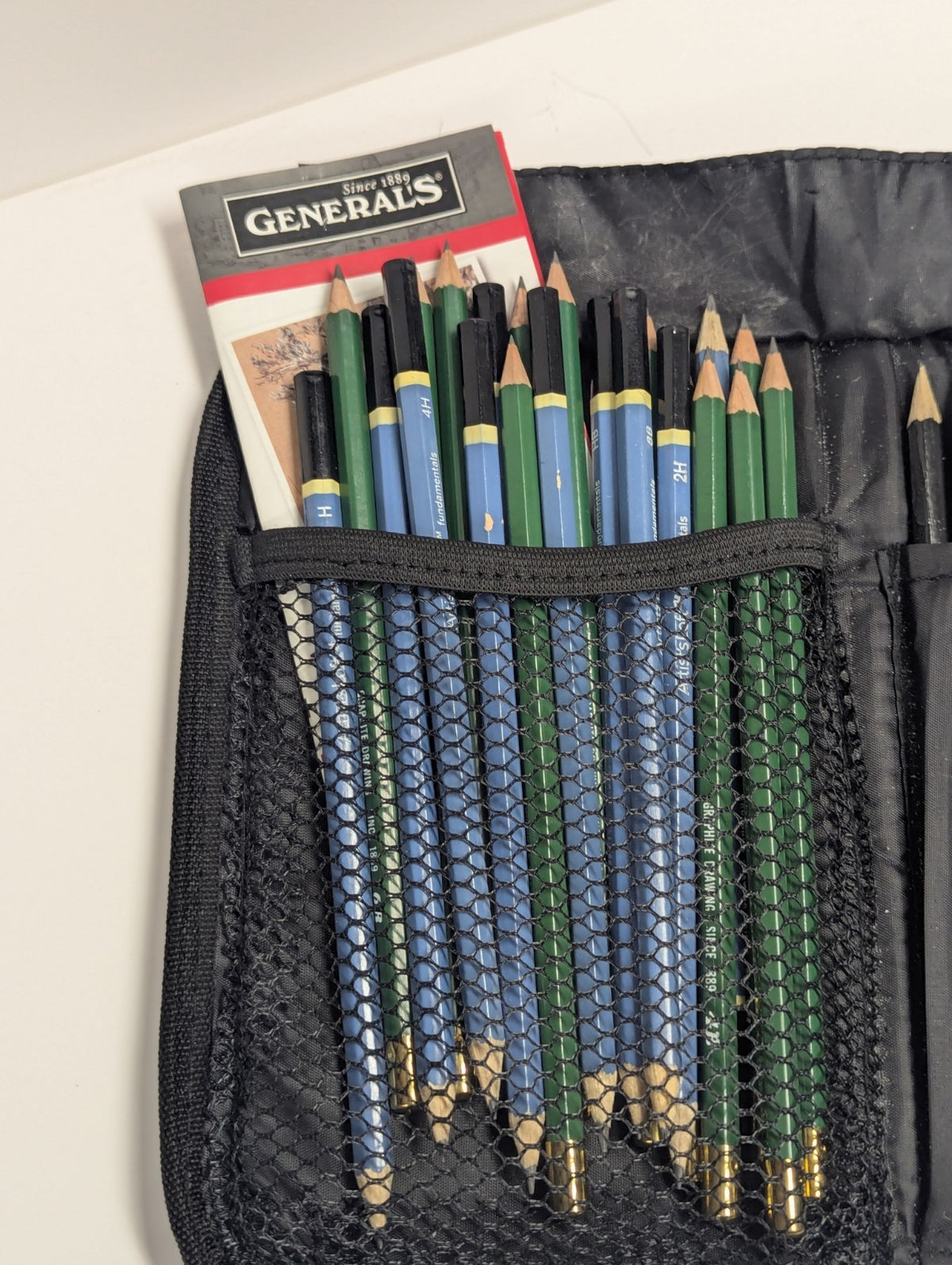  Sketching Pencils Drawing Kit Art Set with Carrying Case