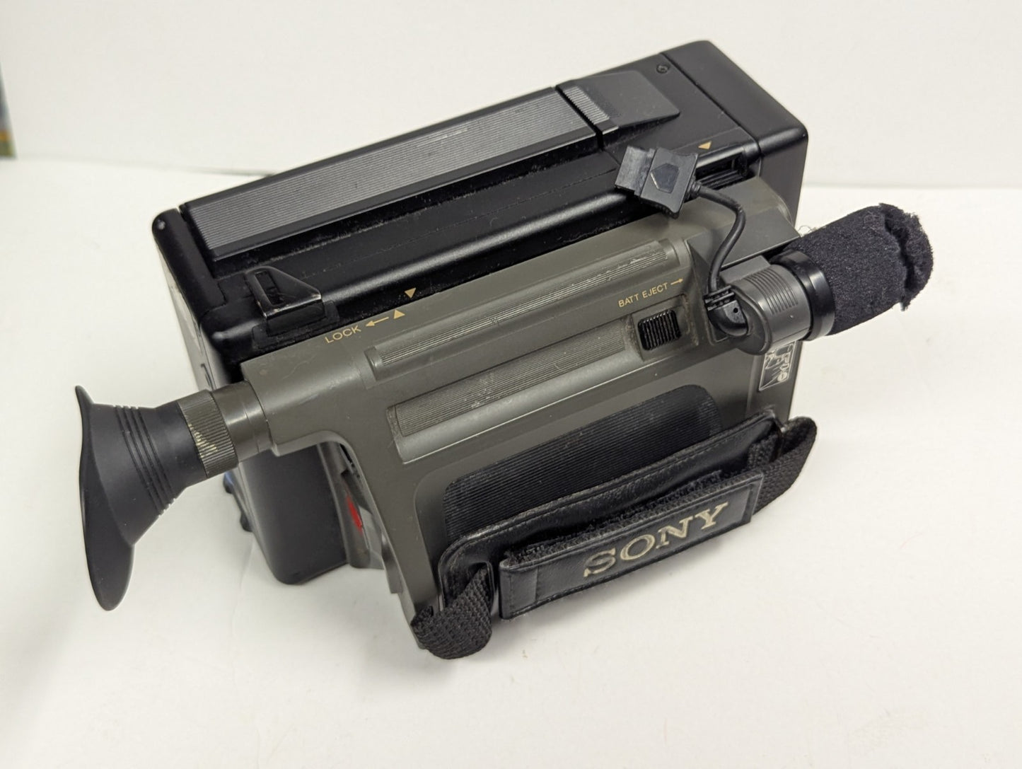 VINTAGE Sony CCD-M8u Video 8 Camera, Case & Extras UNTESTED