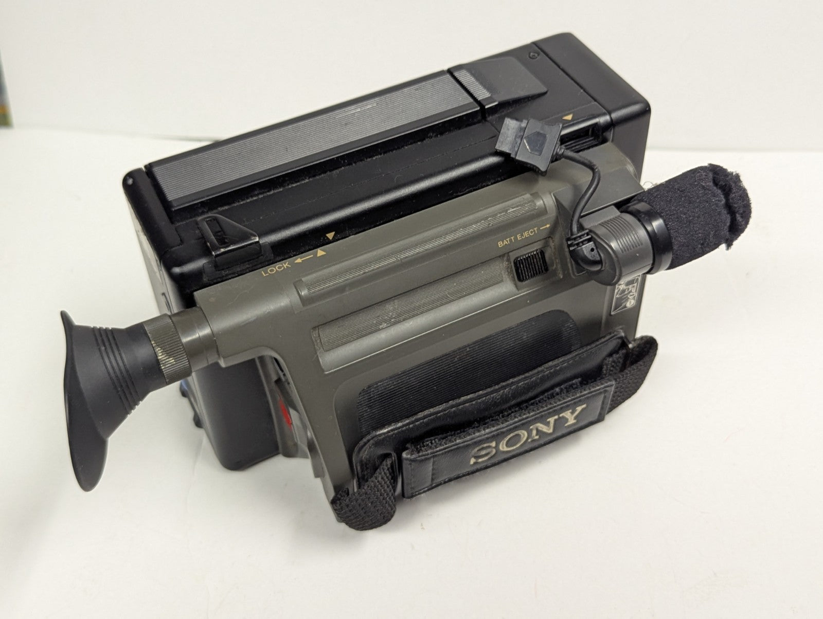 VINTAGE Sony CCD-M8u Video 8 Camera, Case & Extras UNTESTED