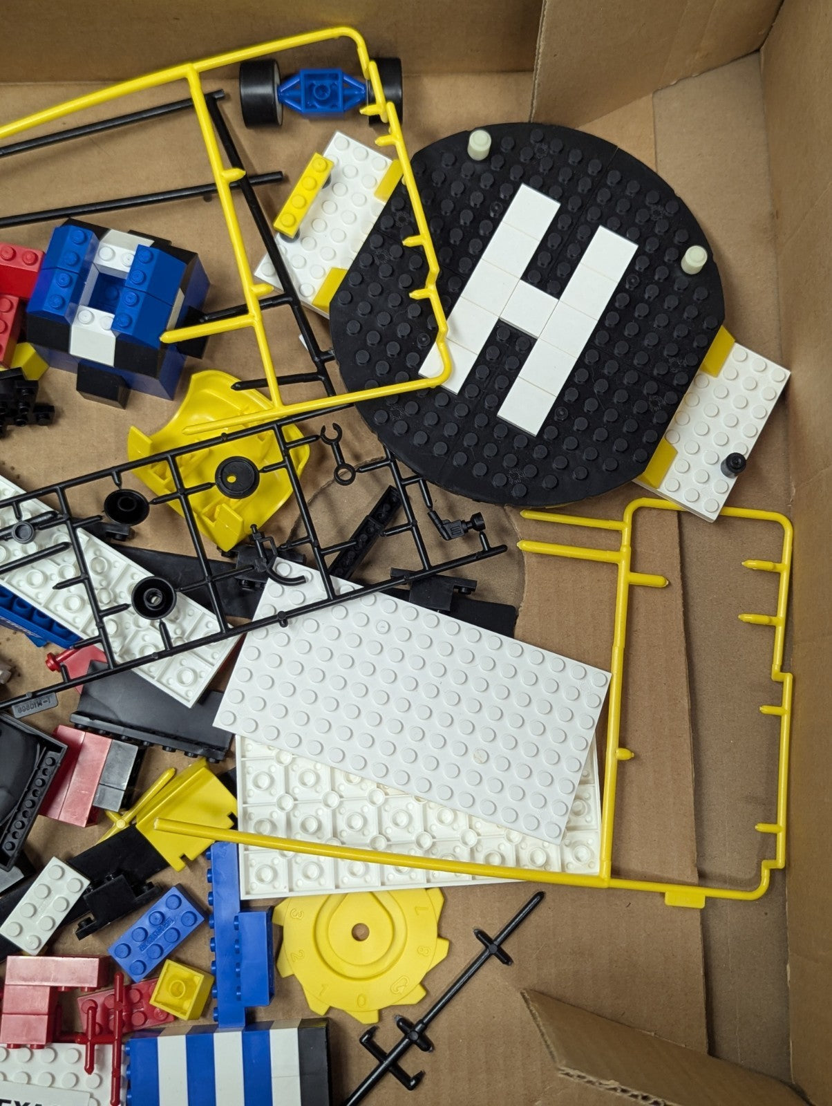 1996 MEGA BLOKS Motor Sport: Build & Race Speedway (9801) Damaged Box Incomplete