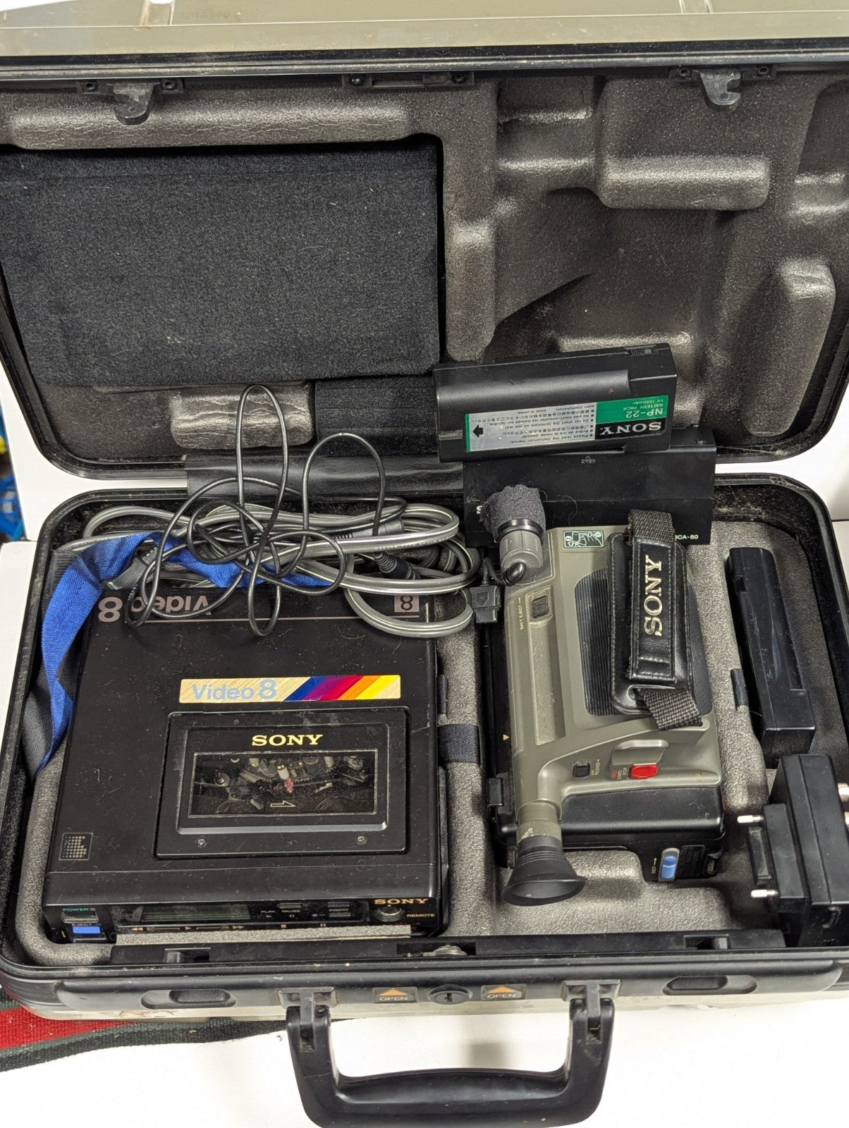 VINTAGE Sony CCD-M8u Video 8 Camera, Case & Extras UNTESTED