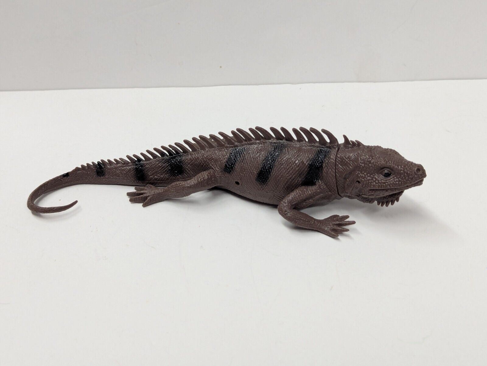 Vintage Greenbrier International Lifelike Brown Lizard Toy