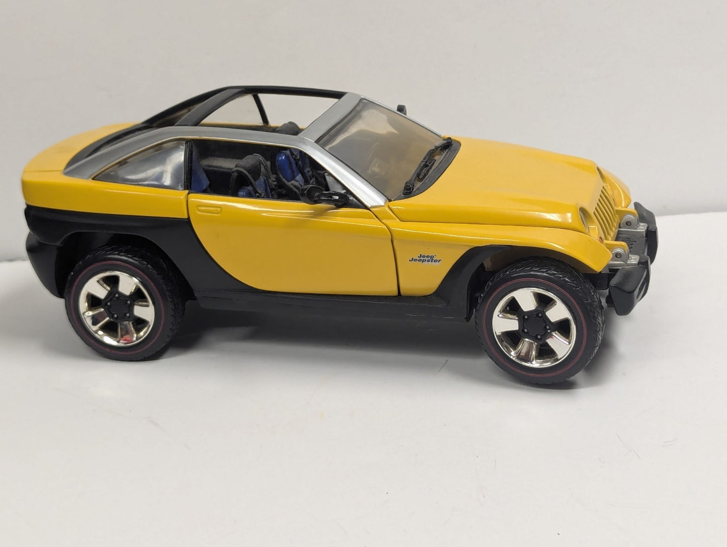 1999 Matchbox Jeep Jeepster Concept Vehicle in Yellow Die Cast 1:18 Scale Loose