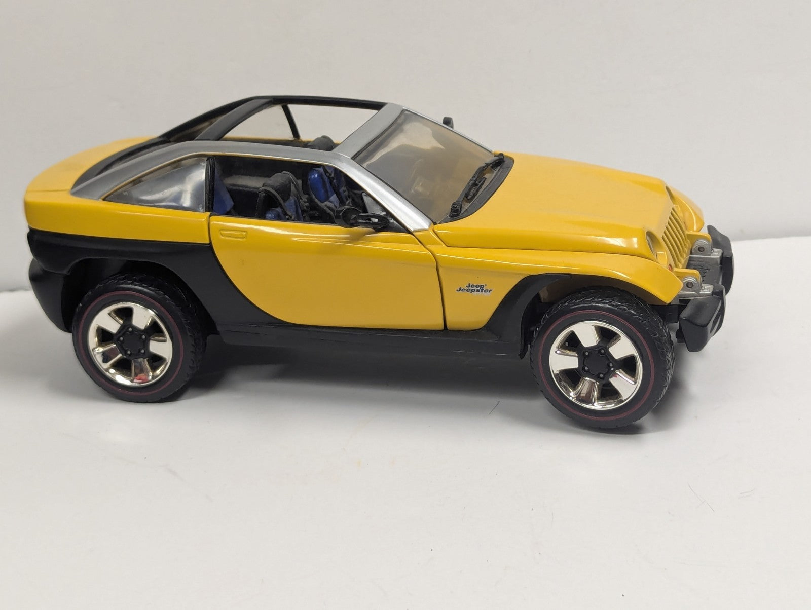 1999 Matchbox Jeep Jeepster Concept Vehicle in Yellow Die Cast 1:18 Scale Loose
