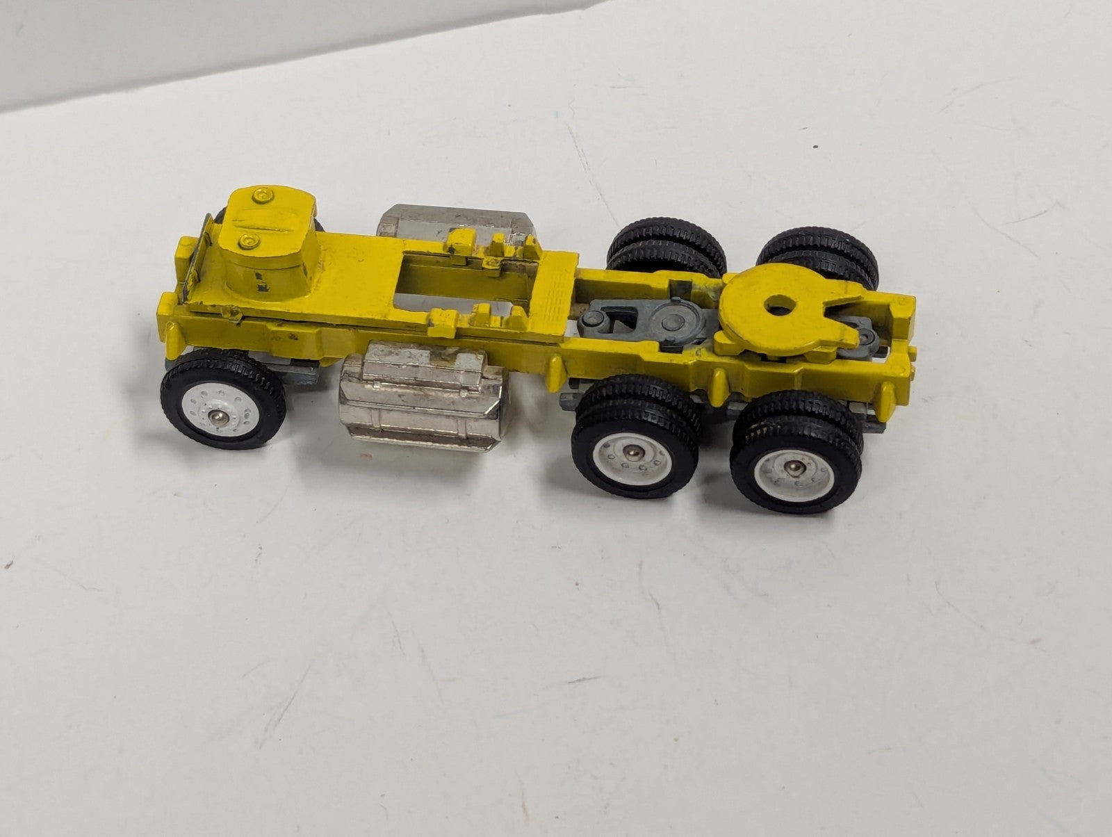 1/64 TRUCK PARTS YELLOW UNKNOWN PIECE