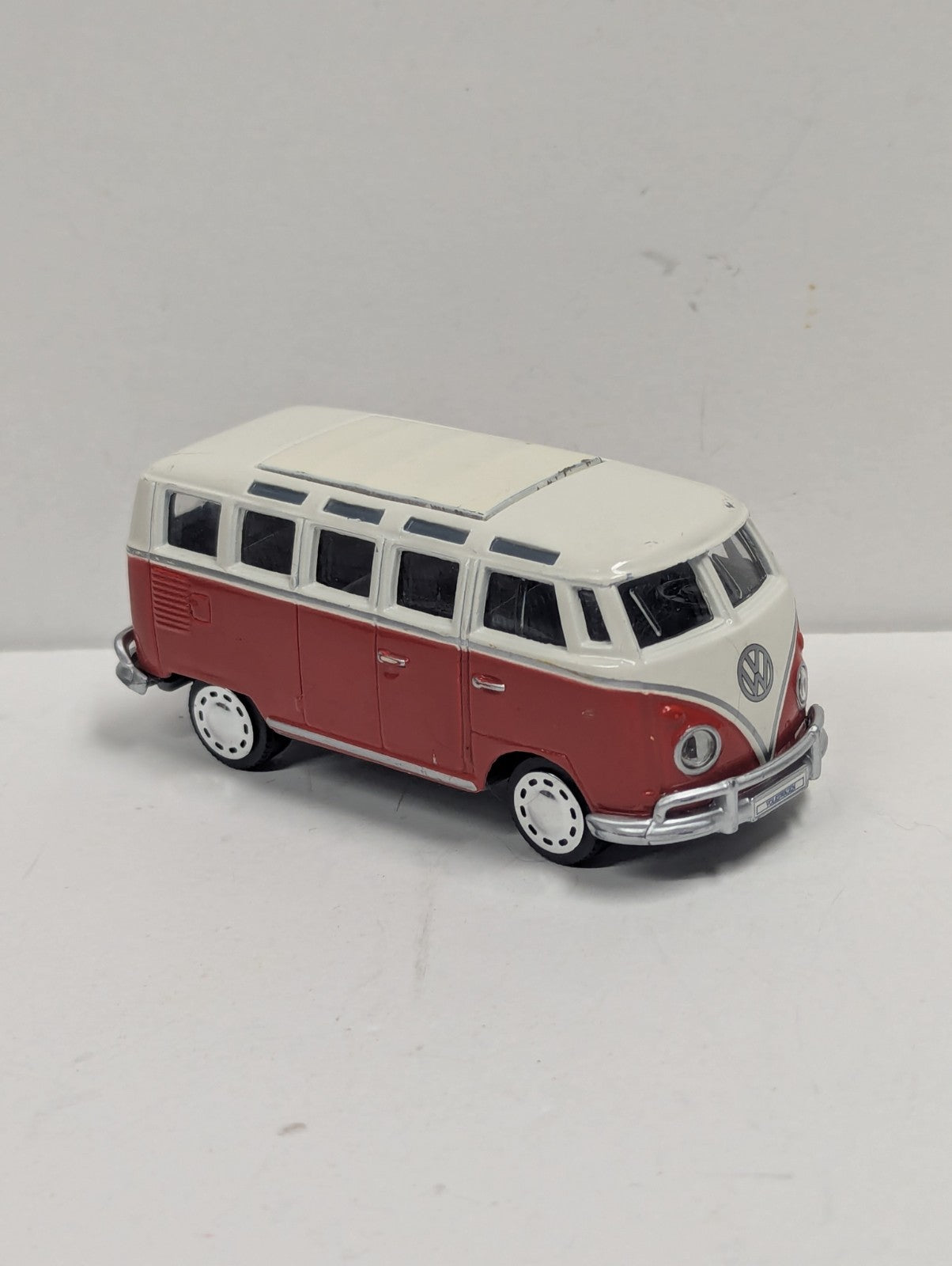 Maisto Volkswagen Van Samba  Toy Car Model - 1/43 Scale