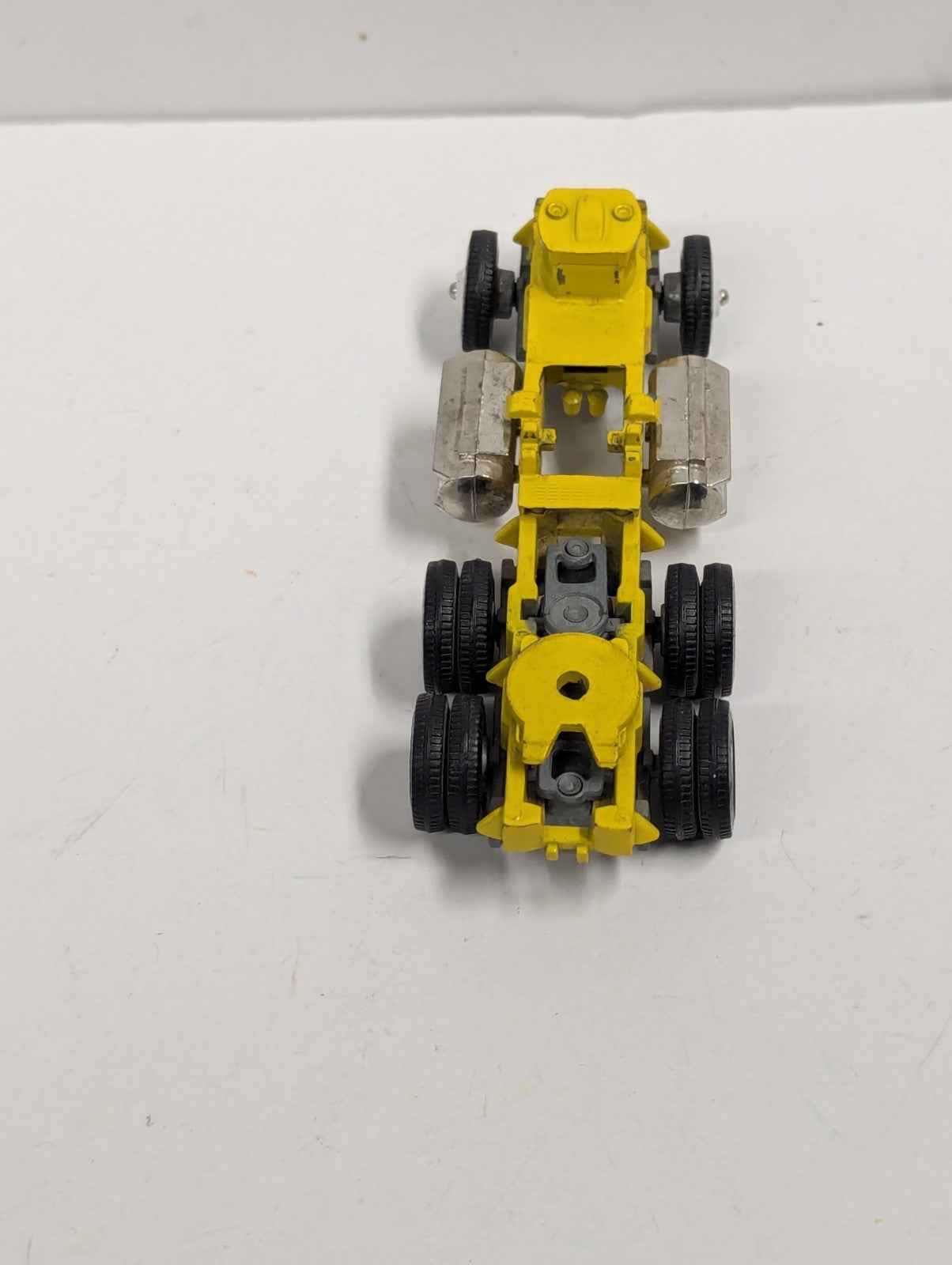 1/64 TRUCK PARTS YELLOW UNKNOWN PIECE