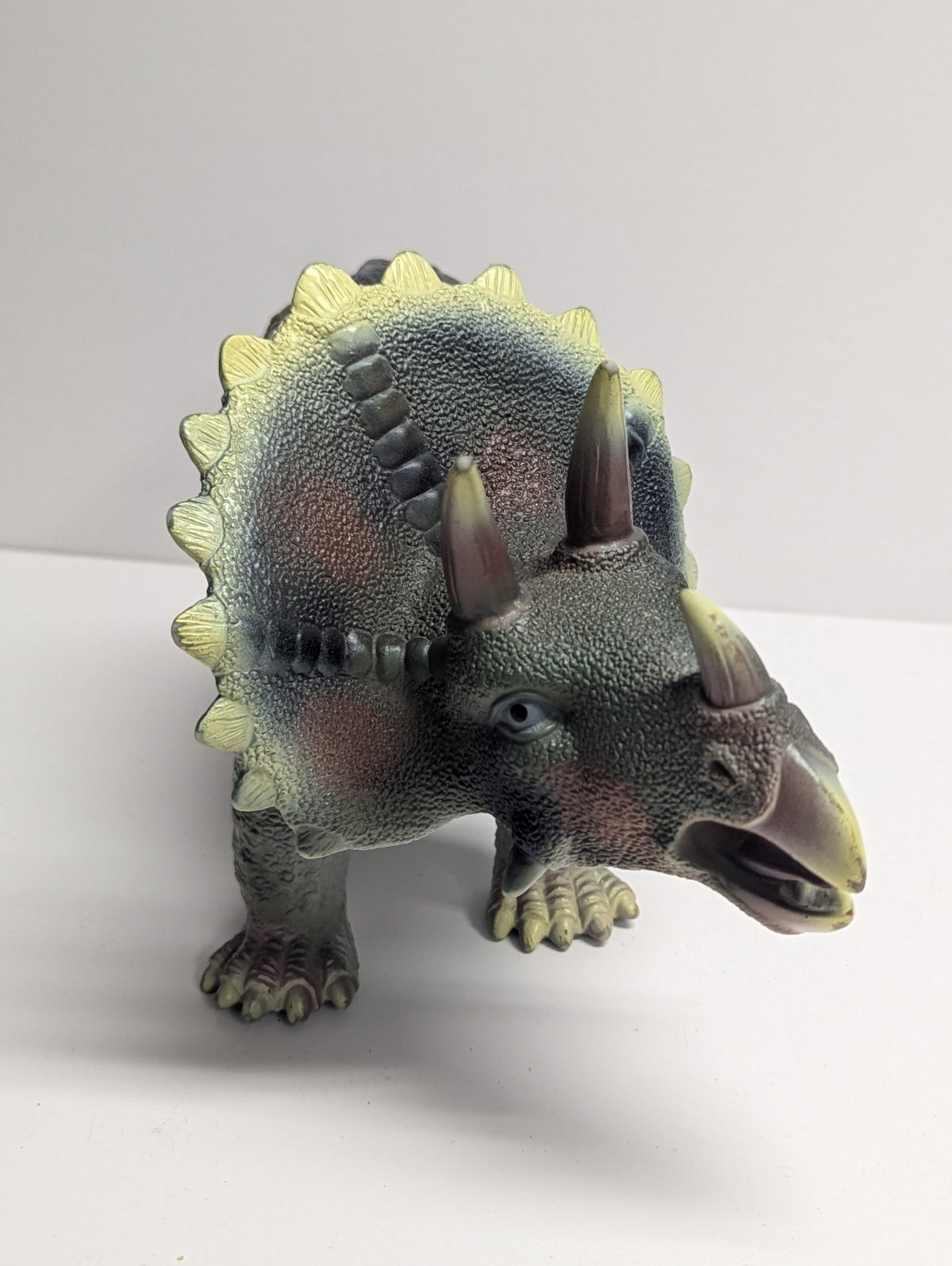 Toys R Us Maidenhead TRICERATOPS Dinosaur Toy Large Rubber Action Figure 17"