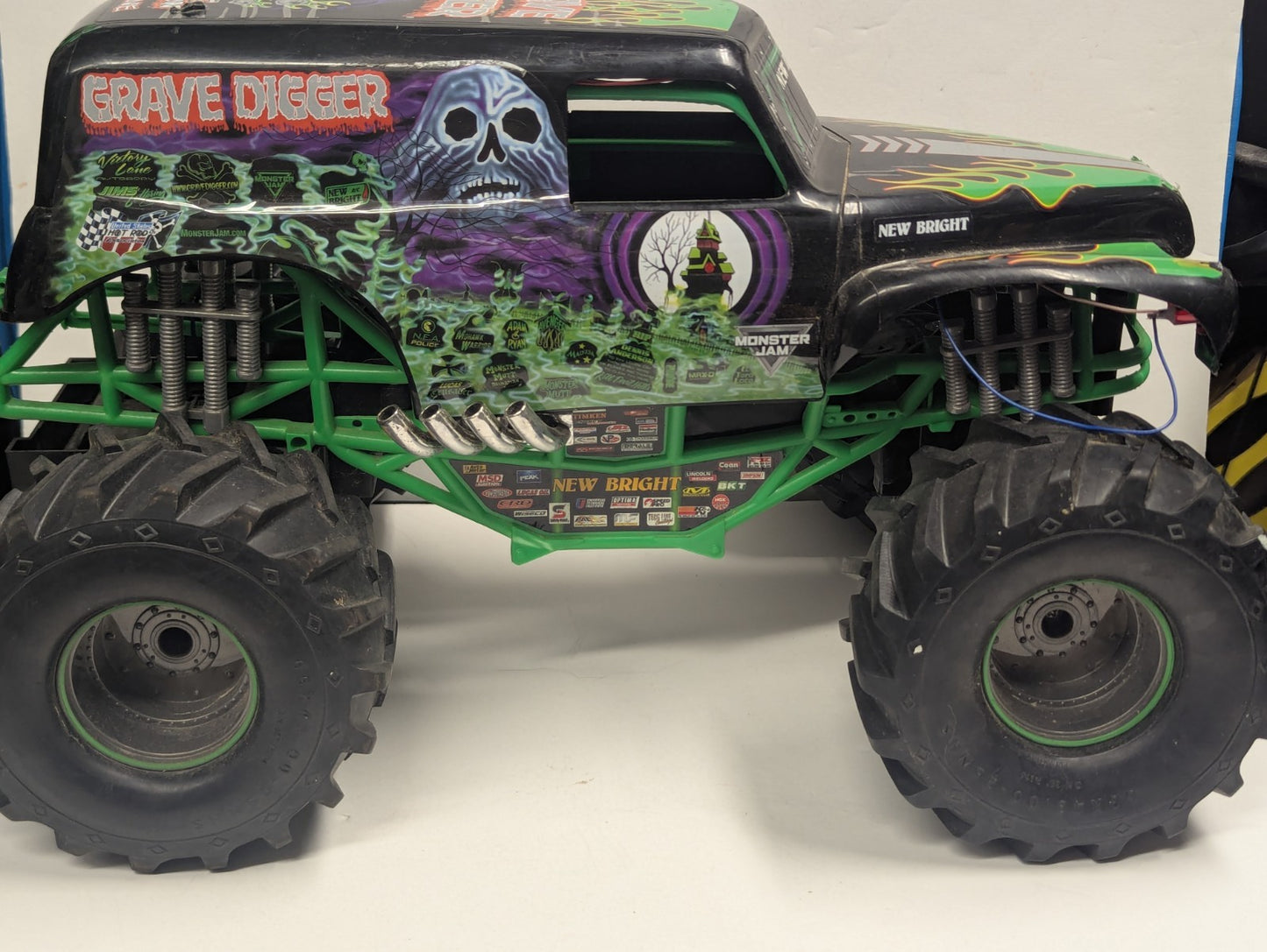 RARE New Bright 1:10 RC 9.6V Monster Jam Grave Digger Truck No remote Crawler