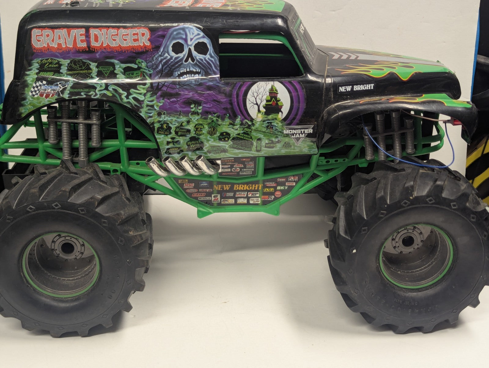 RARE New Bright 1:10 RC 9.6V Monster Jam Grave Digger Truck No remote Crawler