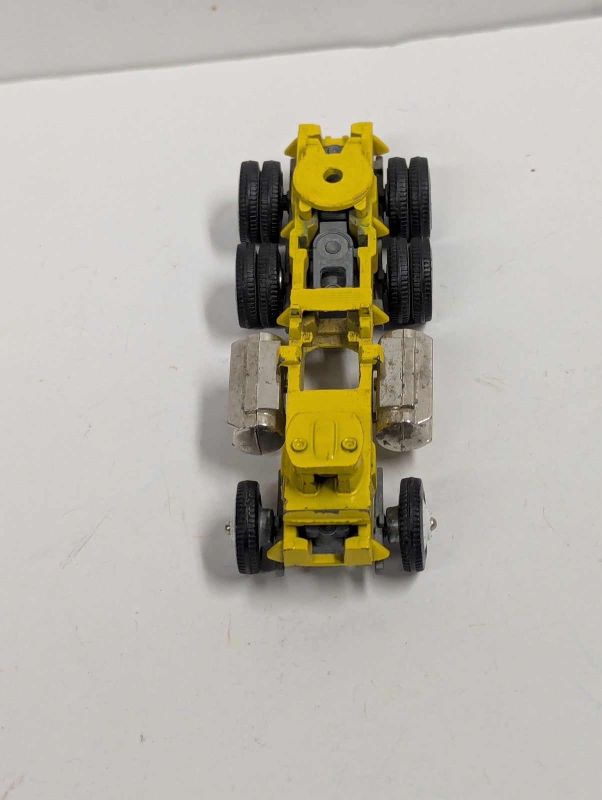 1/64 TRUCK PARTS YELLOW UNKNOWN PIECE