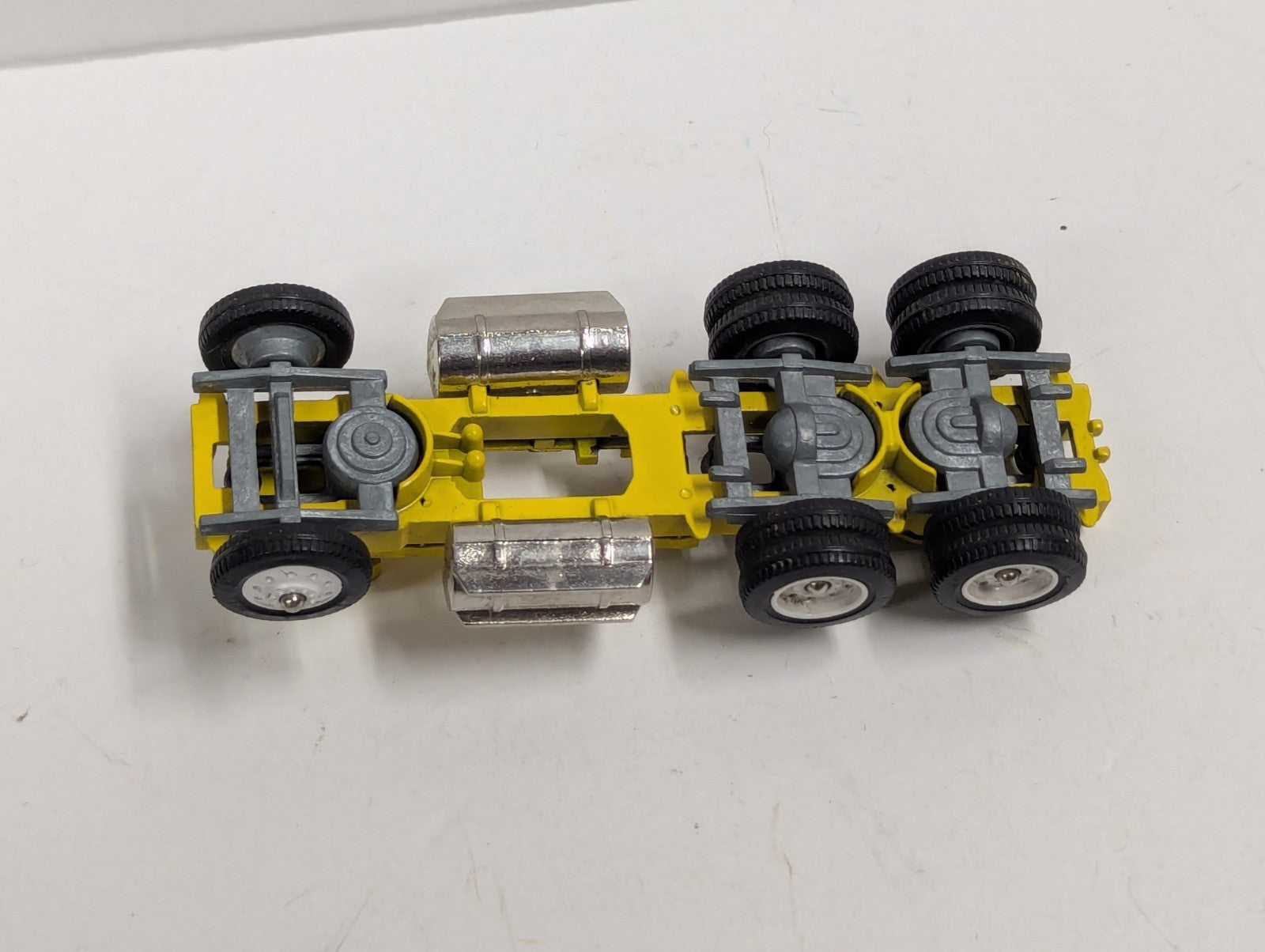 1/64 TRUCK PARTS YELLOW UNKNOWN PIECE