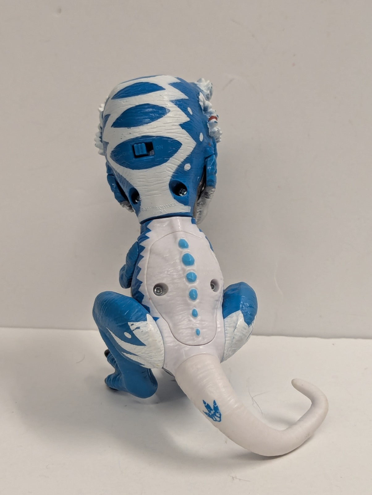 Untamed T-Rex Fingerlings IRONJAW Blue Interactive Dinosaur WowWee