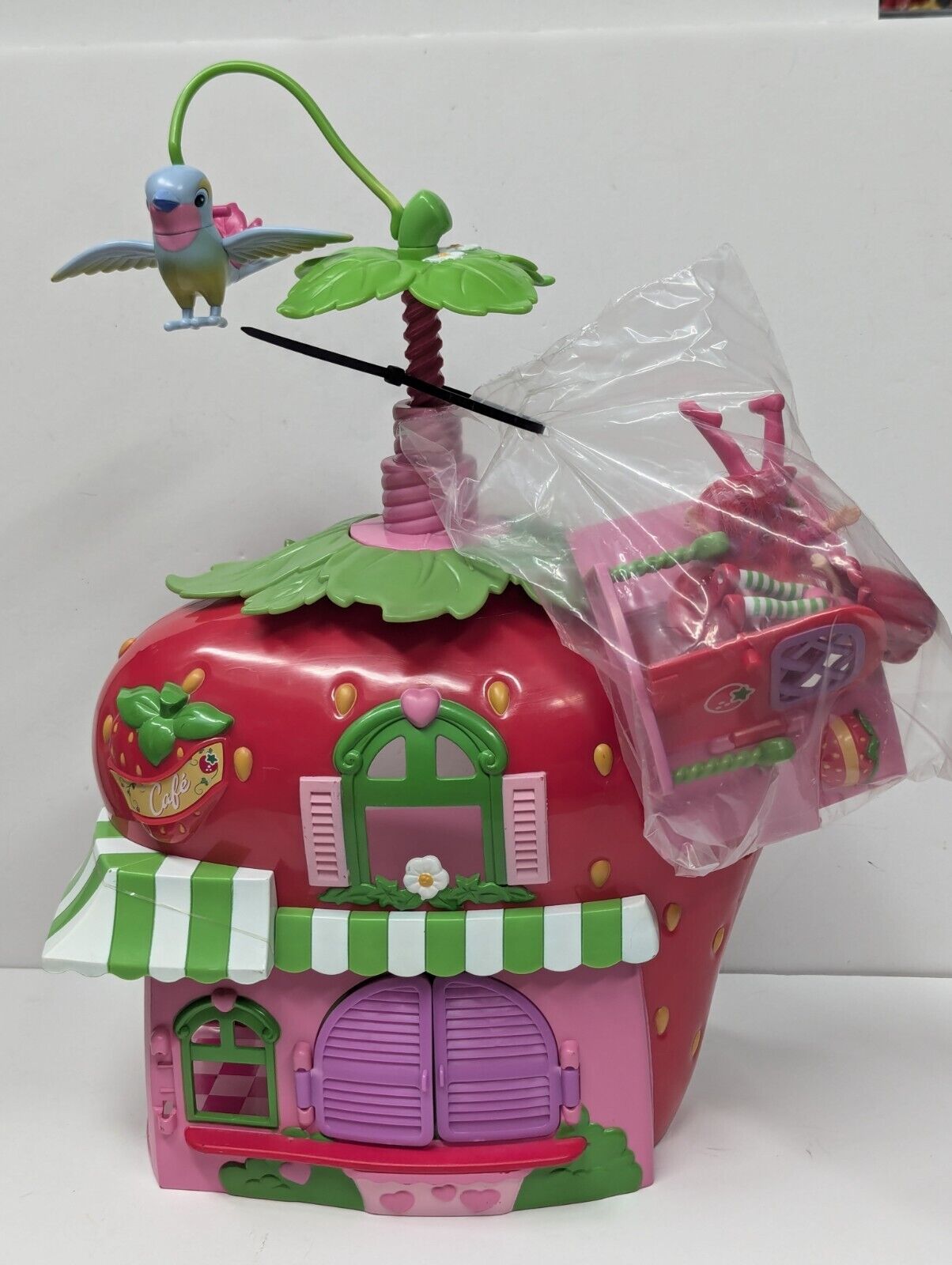 Strawberry Shortcake Twirly Bird Berry Cafe Doll House 2008 with Figure Extras