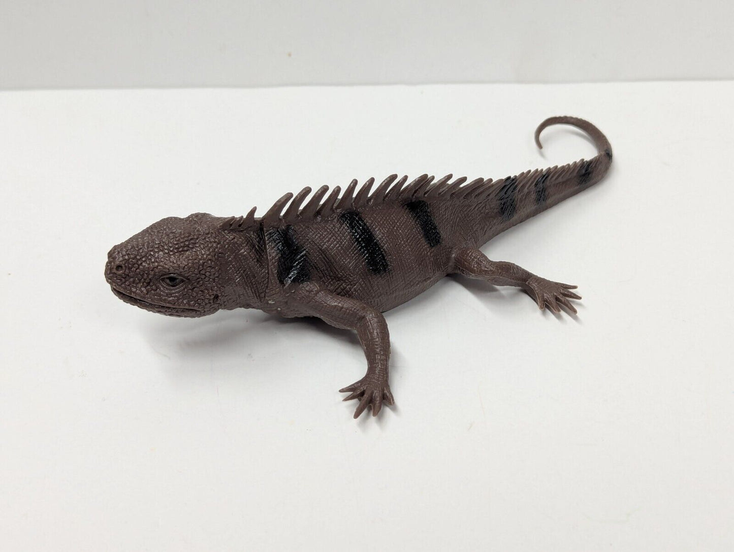Vintage Greenbrier International Lifelike Brown Lizard Toy