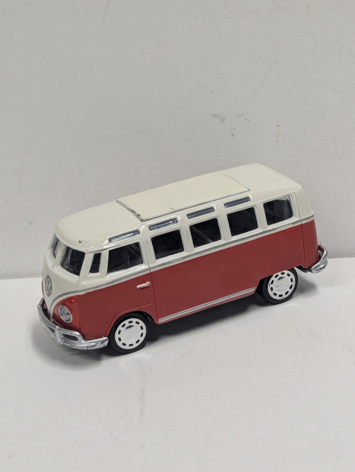 Maisto Volkswagen Van Samba  Toy Car Model - 1/43 Scale