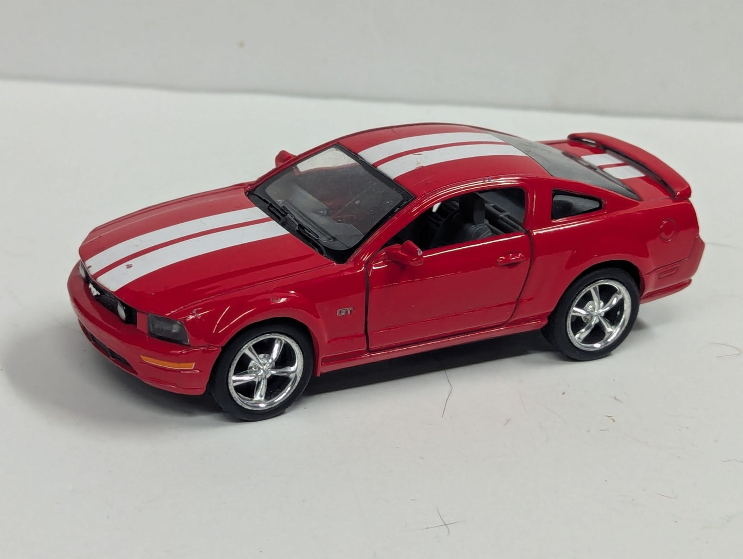 2006 KINSMART FORD MUSTANG GT RED WITH WHITE RACING STRIPES 1/38 SCALE
