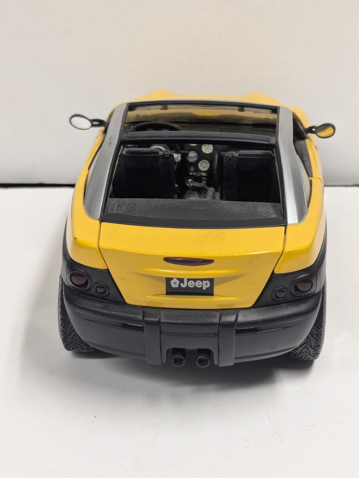 1999 Matchbox Jeep Jeepster Concept Vehicle in Yellow Die Cast 1:18 Scale Loose