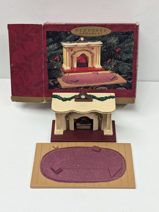 HALLMARK KEEPSAKE ORNAMENT: THE BEARINGERS, FLICKERING LIGHT FIREPLACE 1993