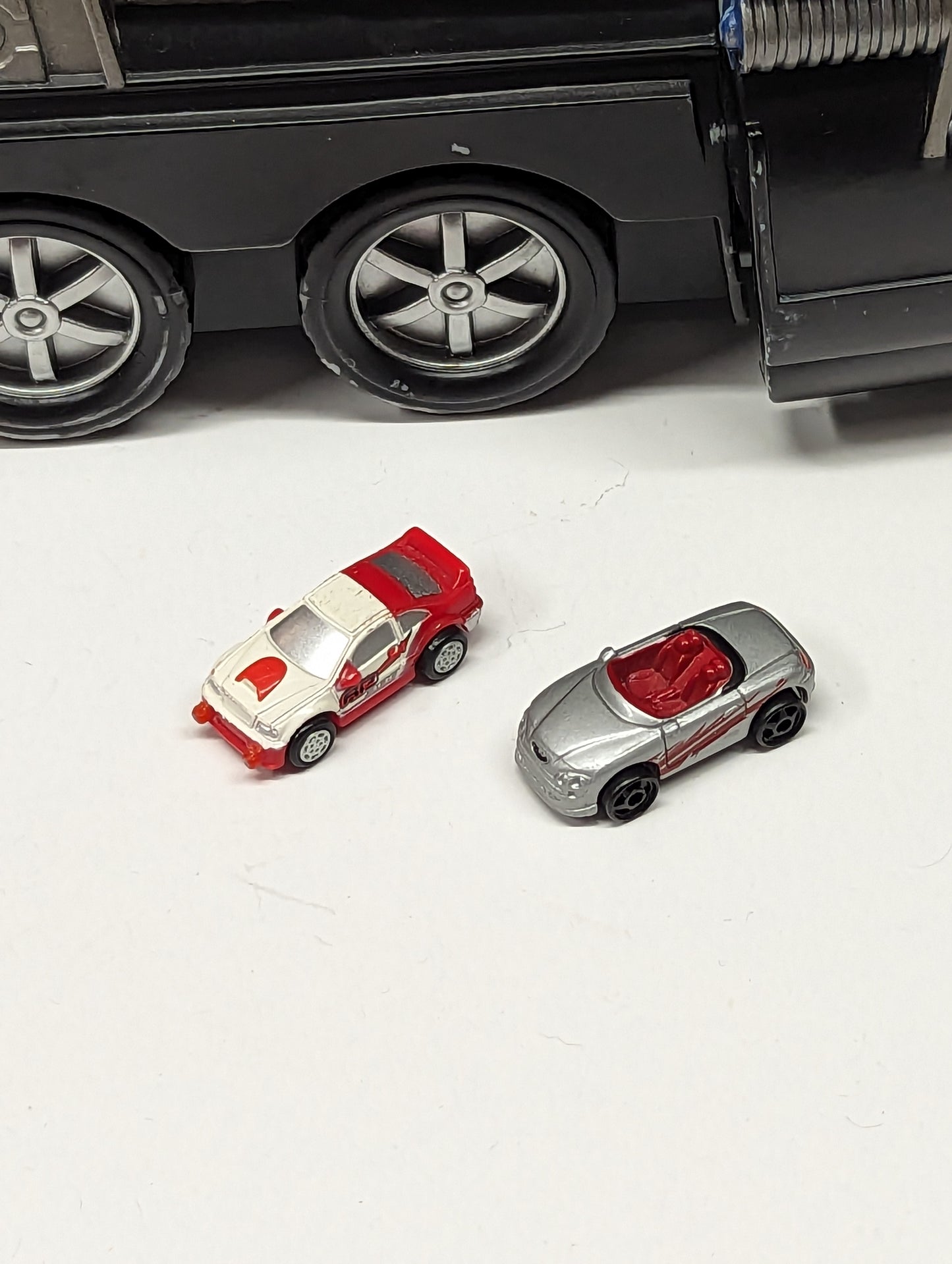 2001 Micro Machines Super Stunt City Semi -Tanker Truck Play Set with 2 Cars 1D
