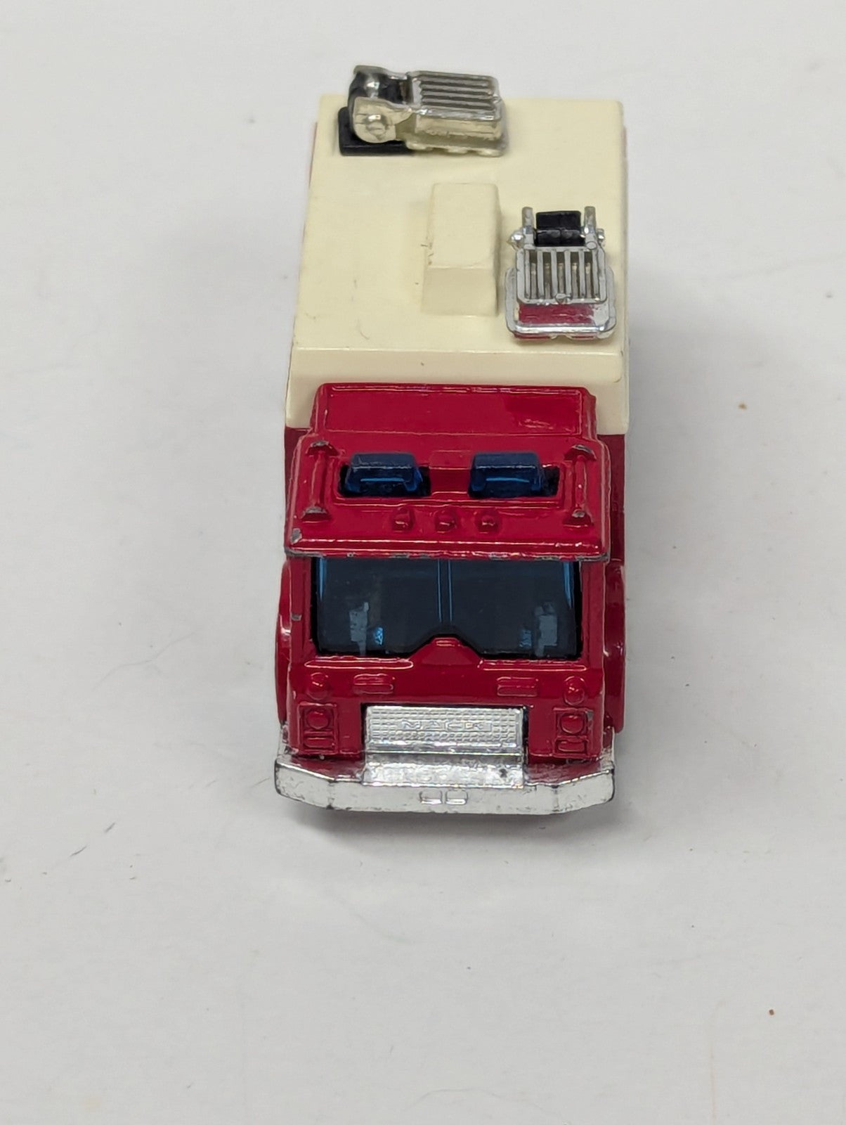 1991 MATCHBOX MACK AUXILIARY POWER FLOODLIGHT RED 1:84 DIECAST FIRE RESCUE TRUCK