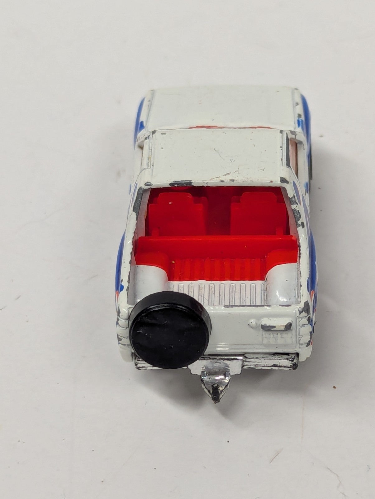 Matchbox 1991 Isuzu Amigo White Pickup Truck Orange Interior Blue Waves Hitch