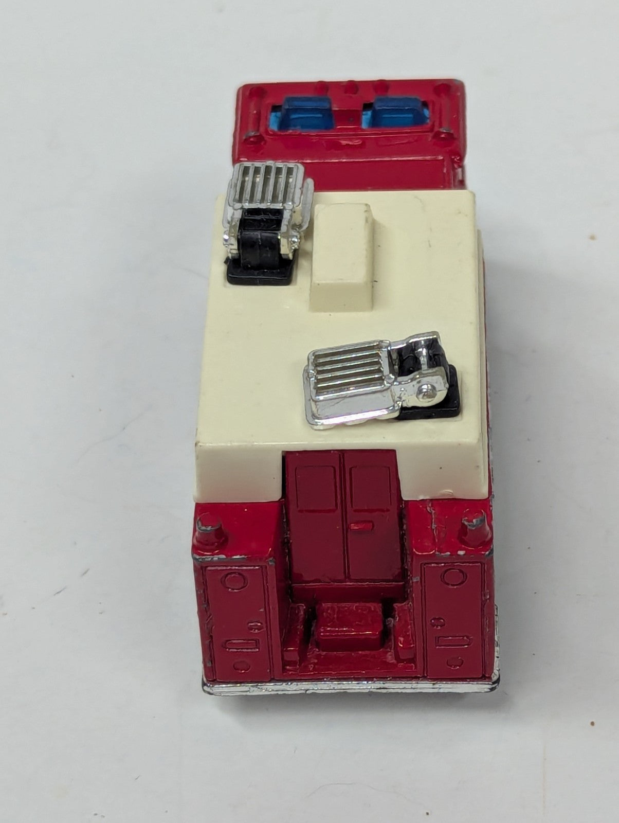 1991 MATCHBOX MACK AUXILIARY POWER FLOODLIGHT RED 1:84 DIECAST FIRE RESCUE TRUCK
