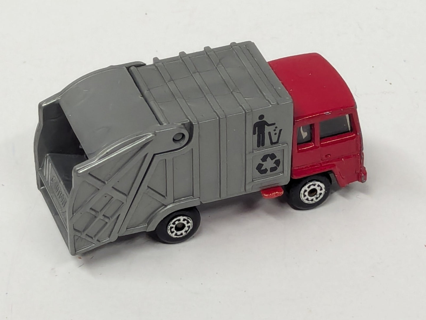1979 Matchbox Recycle Garbage Truck Red Cab  w/Silver Heil 1:86