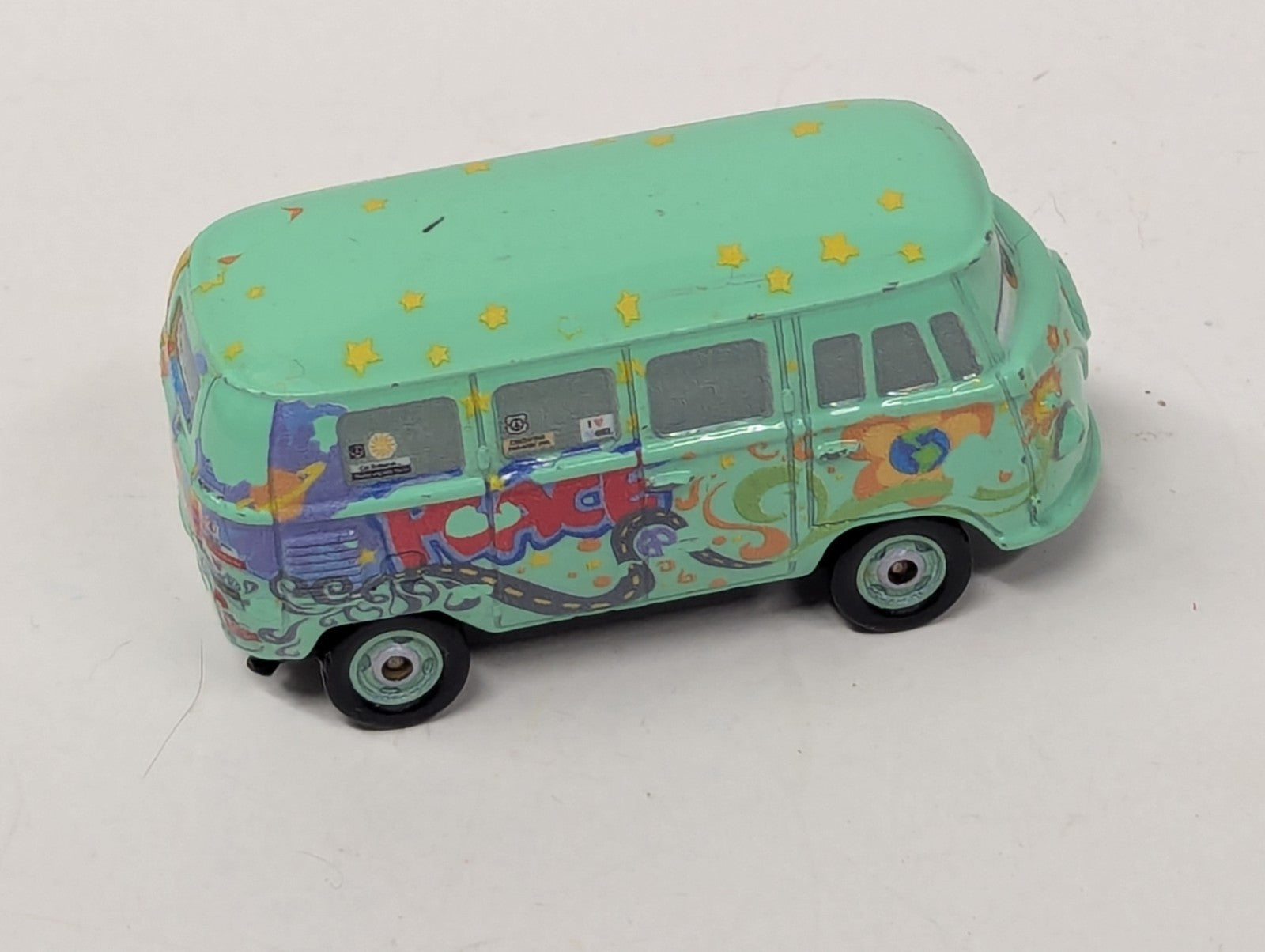DISNEY PIXAR CARS HOT-WHEELS FILLMORE #14 VW VOLKSWAGEN BUS 1:64