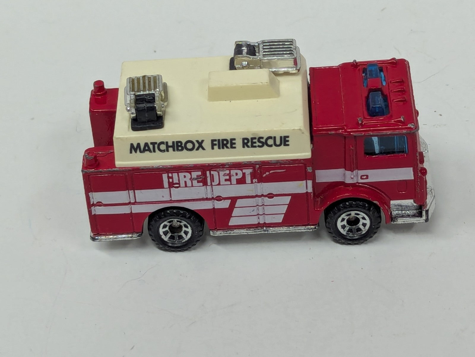 1991 MATCHBOX MACK AUXILIARY POWER FLOODLIGHT RED 1:84 DIECAST FIRE RESCUE TRUCK
